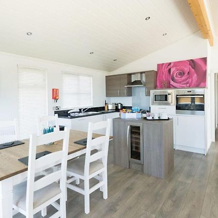 Fishguard Bay Resort Llanllawer Екстериор снимка