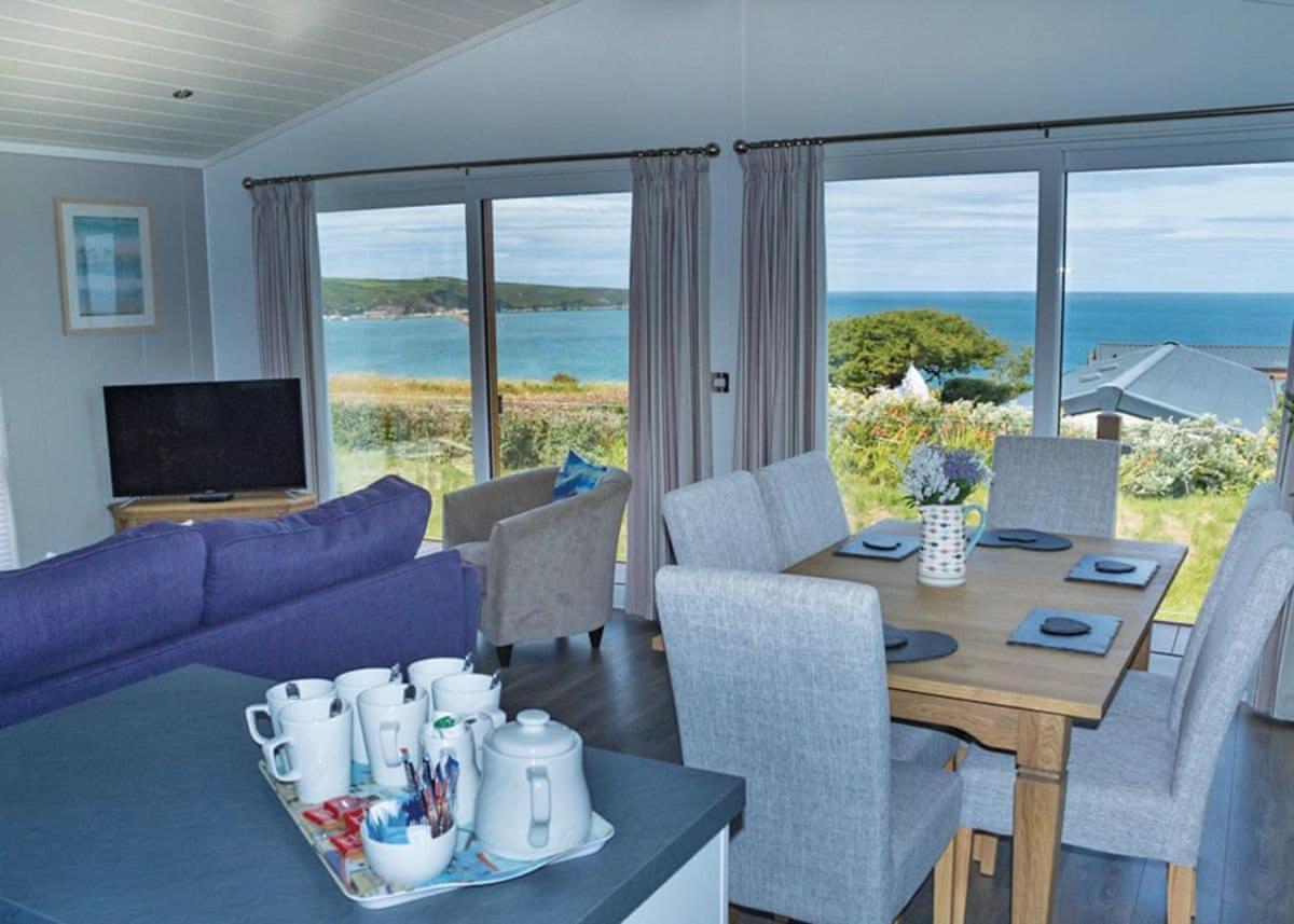 Fishguard Bay Resort Llanllawer Екстериор снимка