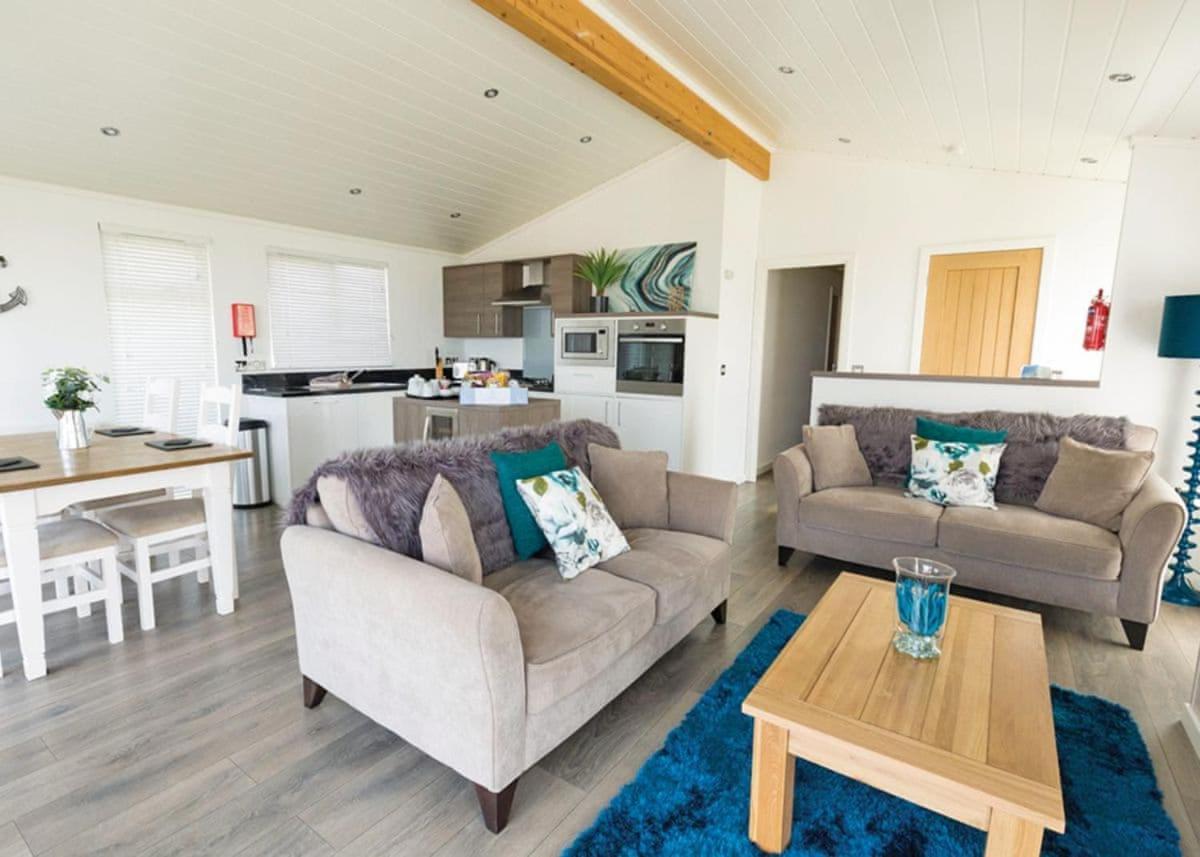 Fishguard Bay Resort Llanllawer Екстериор снимка
