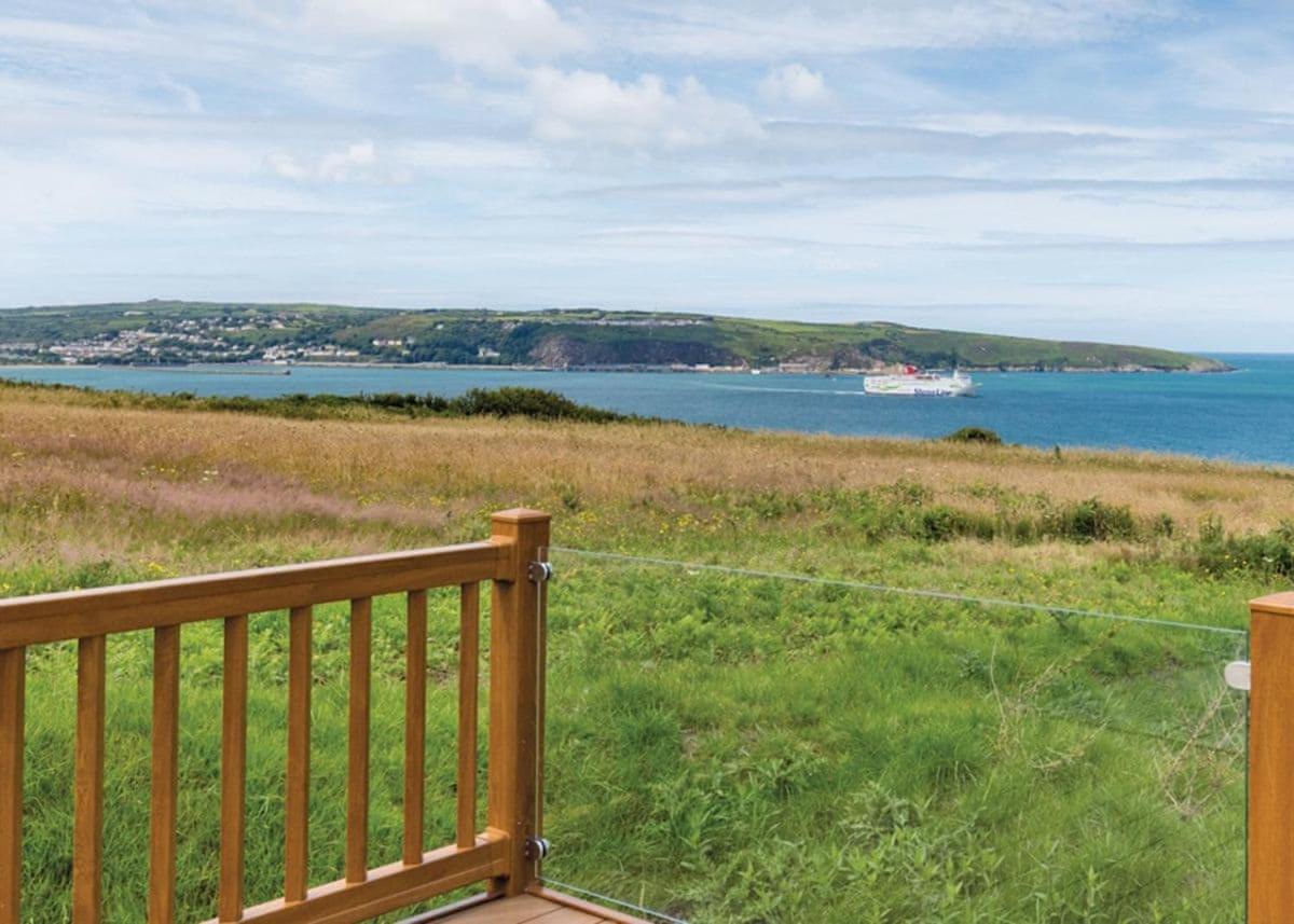 Fishguard Bay Resort Llanllawer Екстериор снимка