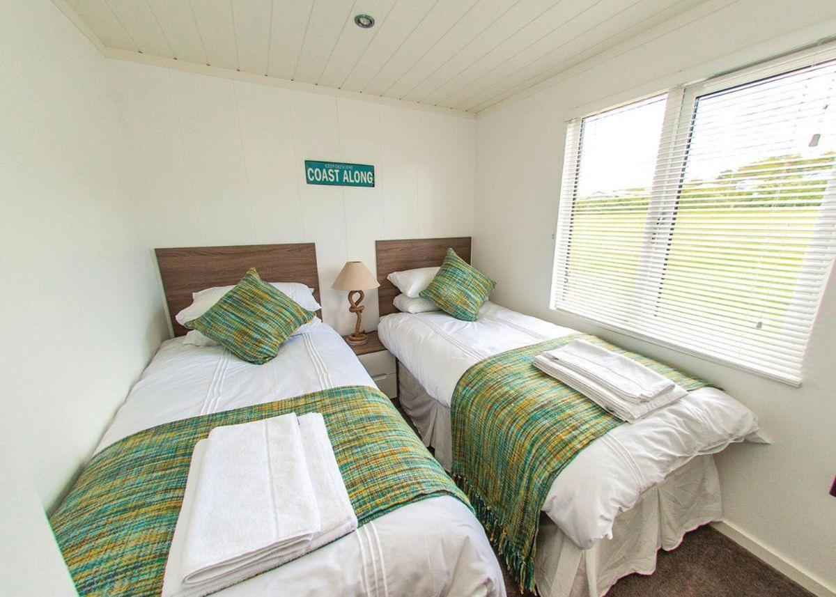 Fishguard Bay Resort Llanllawer Екстериор снимка