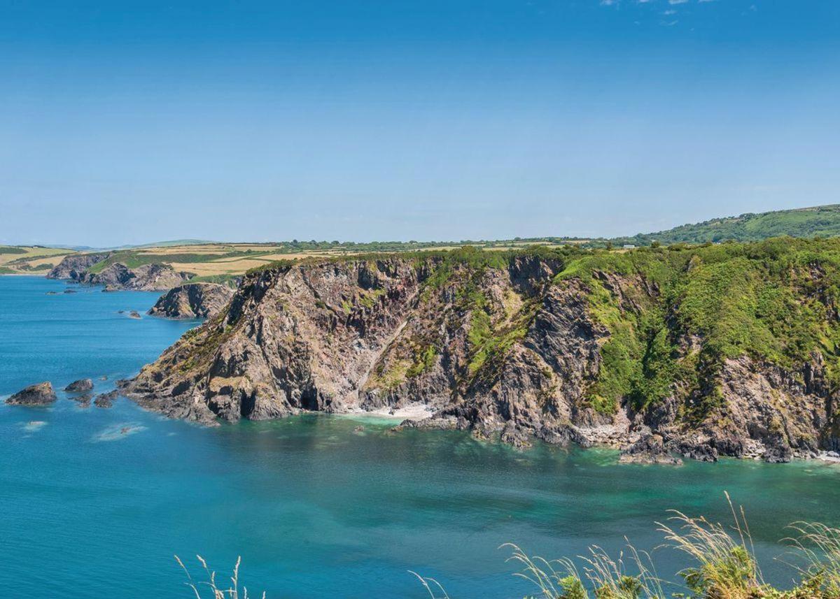 Fishguard Bay Resort Llanllawer Екстериор снимка